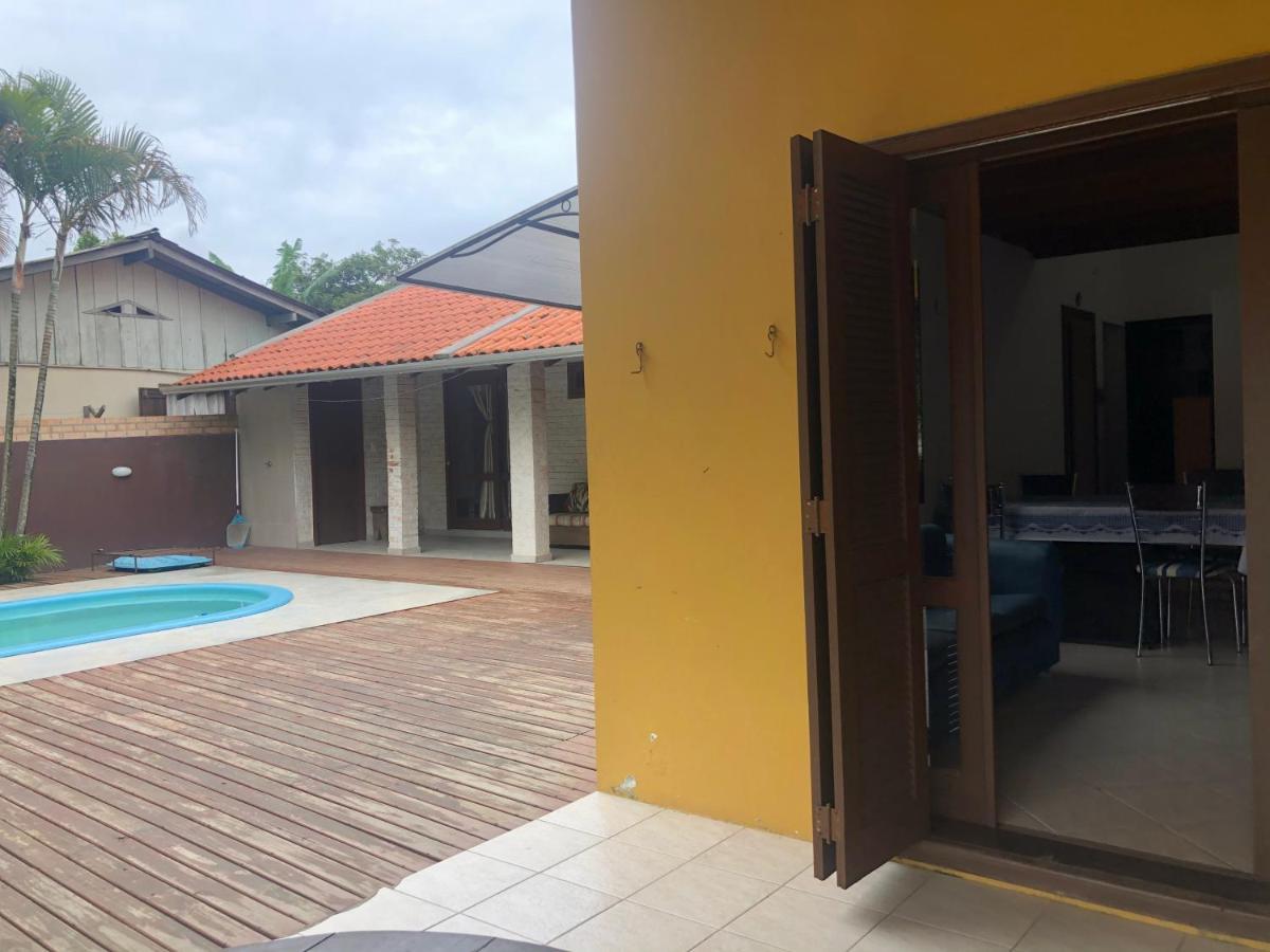 Linda Casa Com Piscina Em Bombinhas, Espaco Inteiro Esterno foto