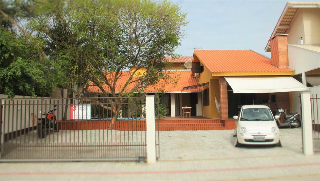 Linda Casa Com Piscina Em Bombinhas, Espaco Inteiro Esterno foto